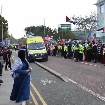 Well behaved Pro-Palestine #protestors move out of the way of ambulance.