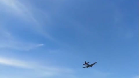 Fiery Mid Air Collision Between A Boeing B-17 An A P-63 Kingcobra Caught On Camera - Dallas Air Show