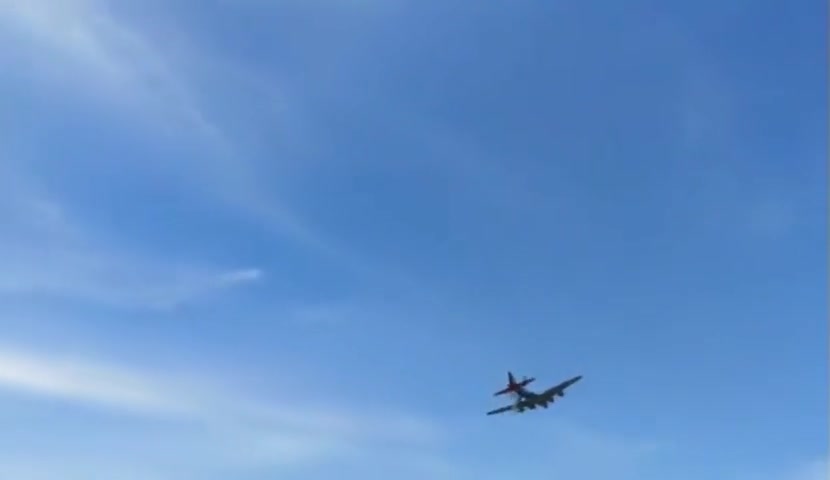 Fiery Mid Air Collision Between A Boeing B-17 An A P-63 Kingcobra Caught On Camera - Dallas Air Show