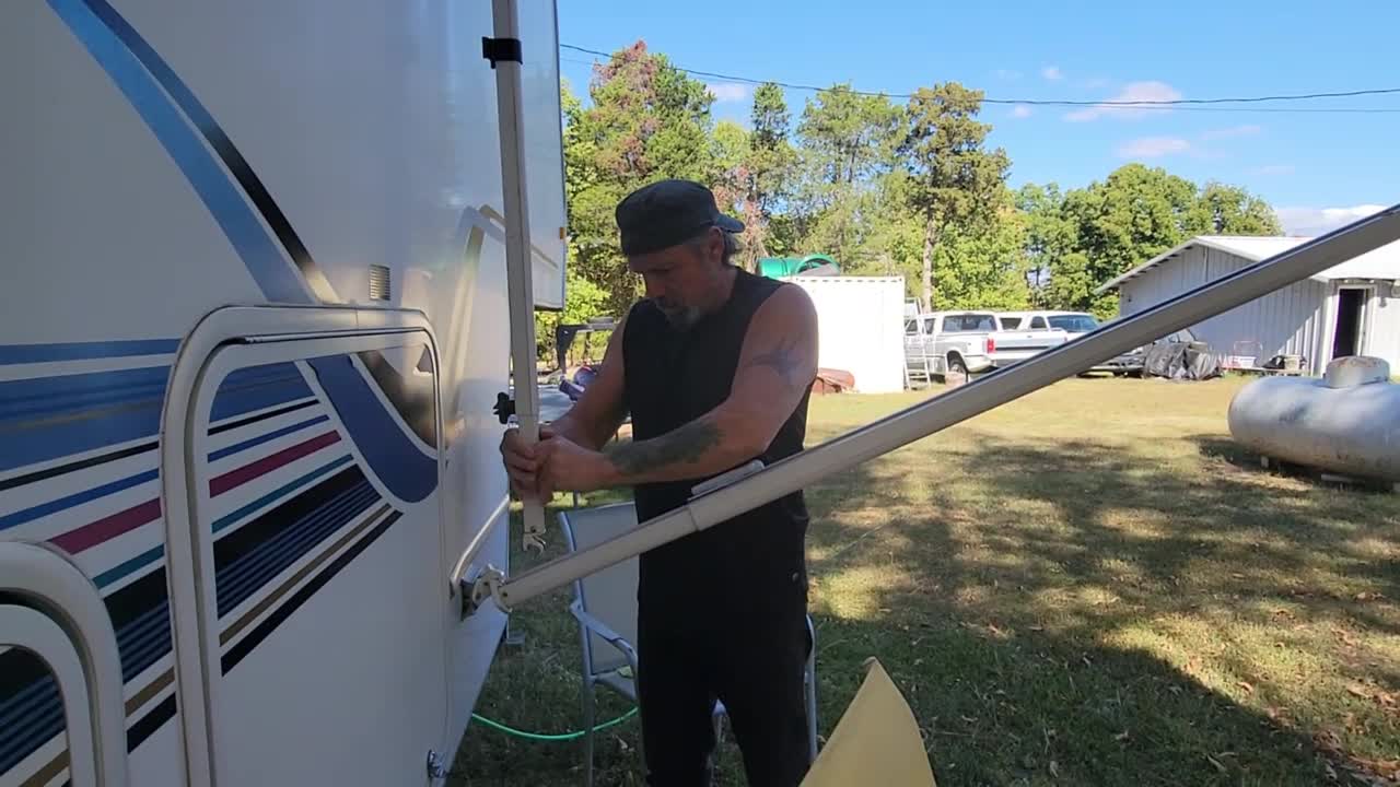 ROLLING UP THE RV AWNING: 2000 Sunnybrook