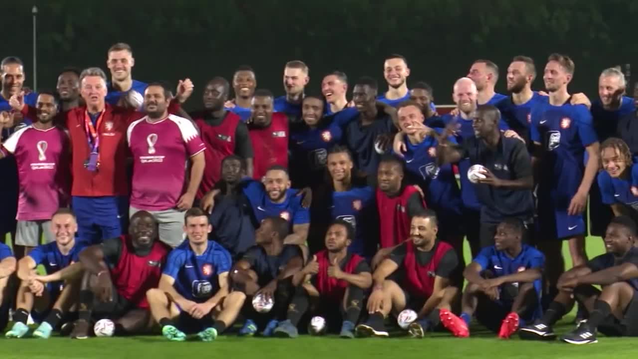 Netherlands players host local migrant workers at World Cup training base | Oranje | Qatar 2022