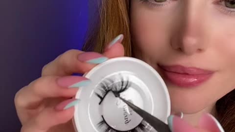 APPLYING EYELASHES