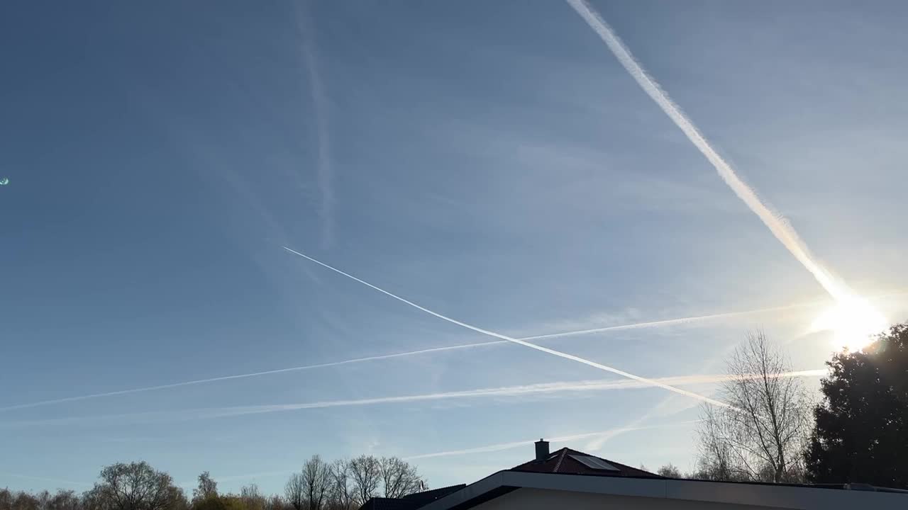 16.04.2022 chemtrails über Berlin extrem