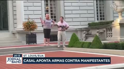 aponta arma para manifestantes no eua traduzir para o portuges