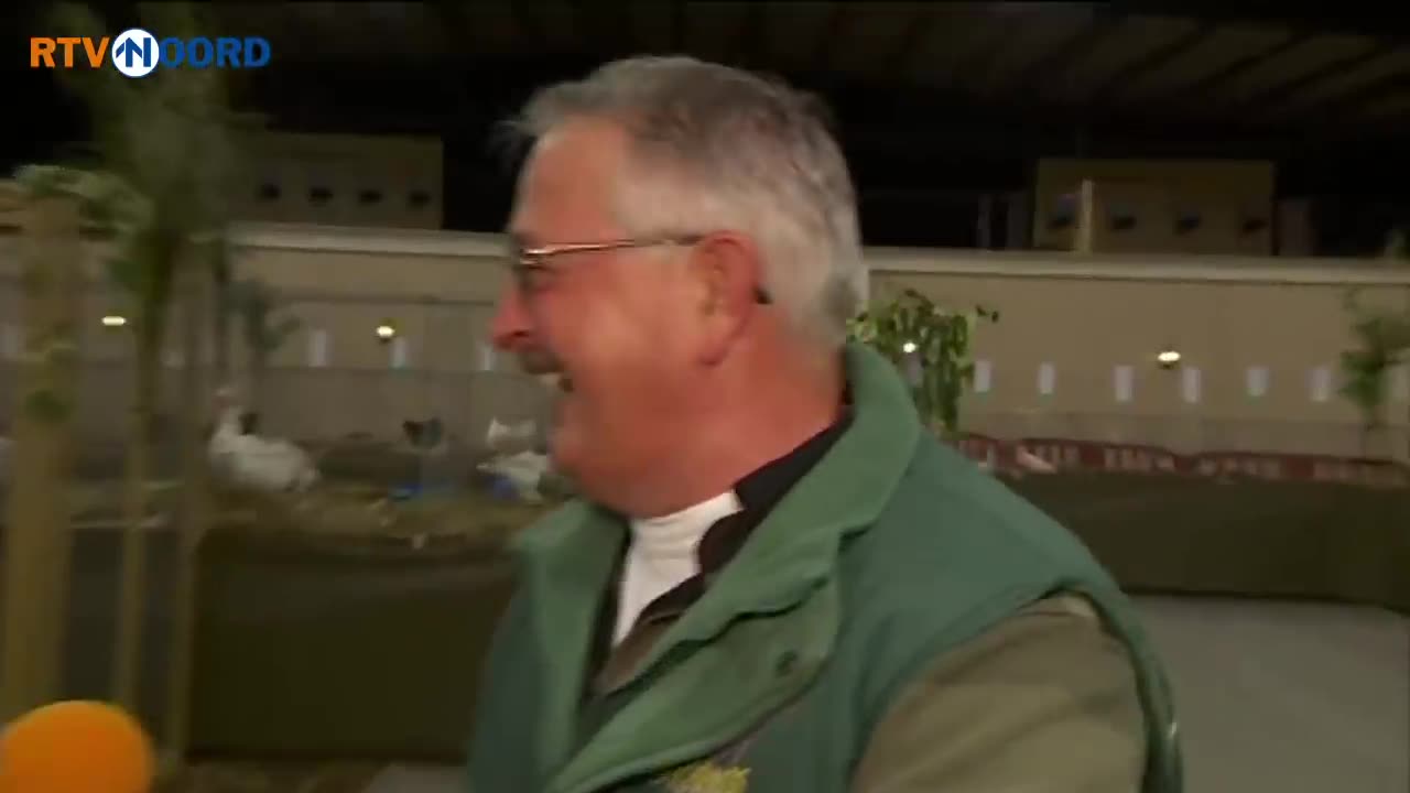 [VIRAL] Chicken farmer laughs like a chicken