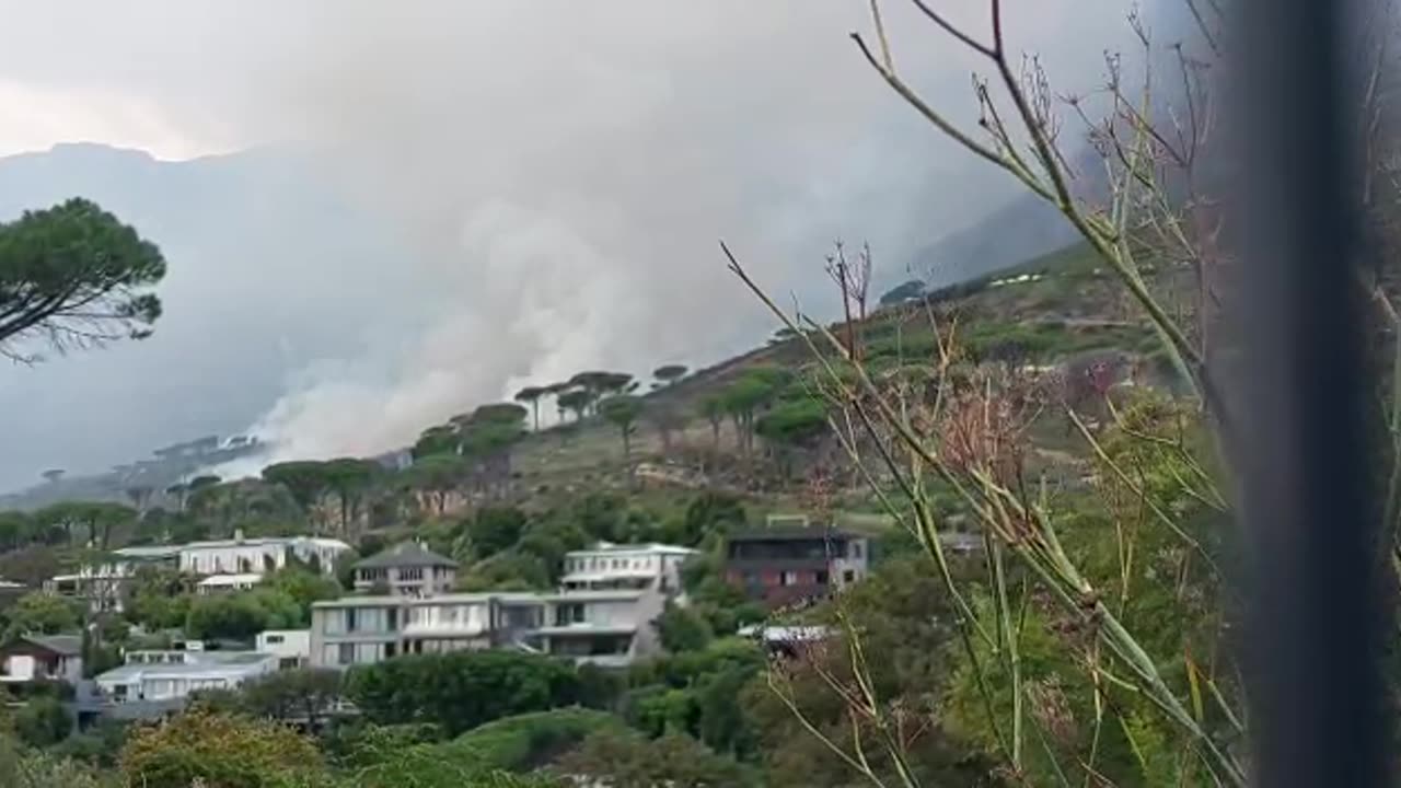 A fire is raging on the slopes of Table Mountain