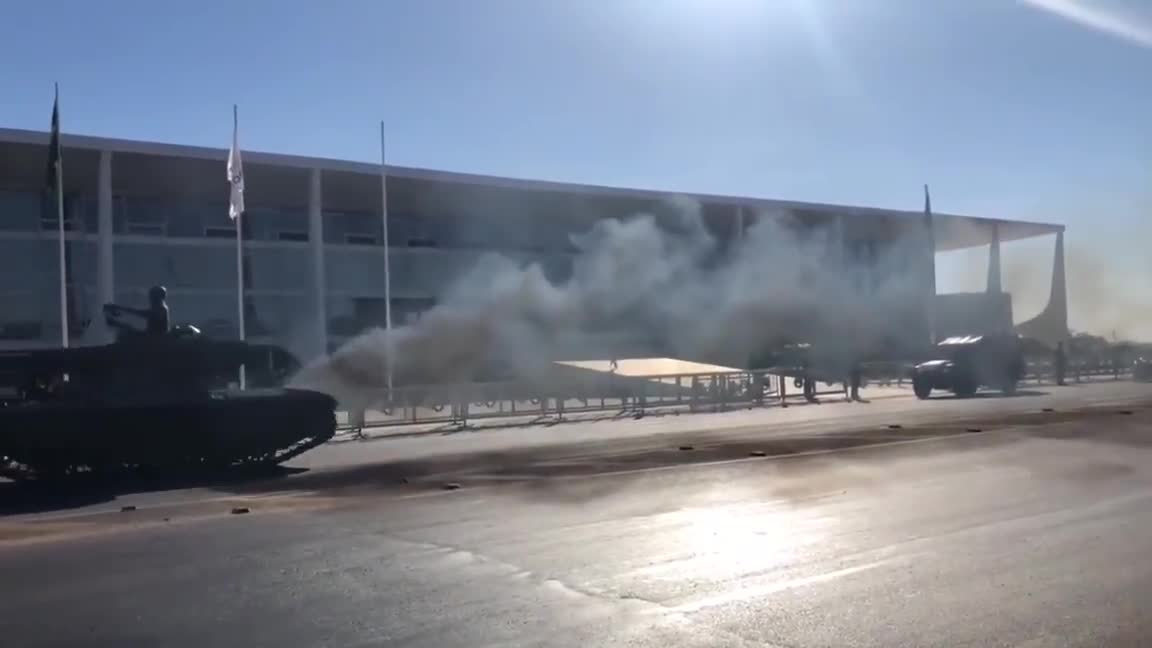 BRAZILIAN GOVERNMENT USES WAR TANKS IN BRASILIA!