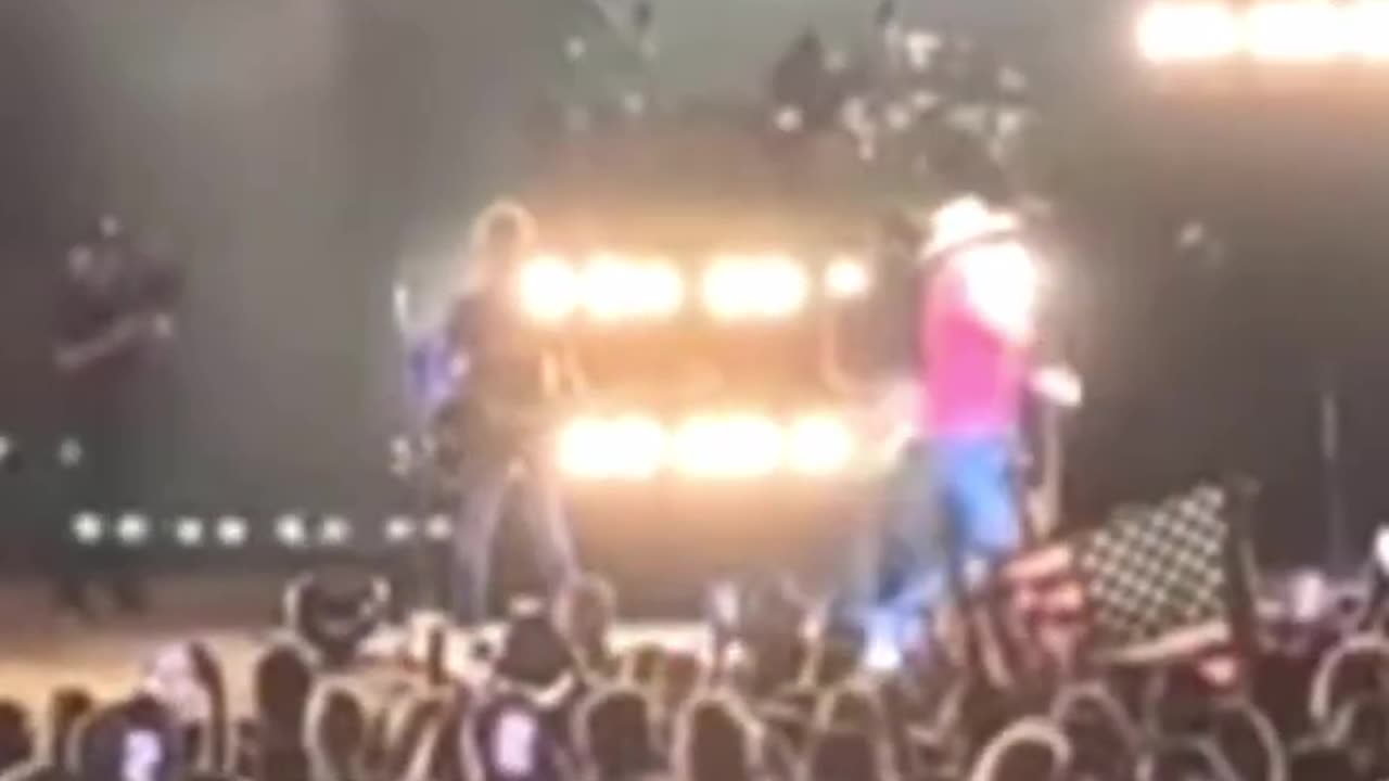 Country star Jason Aldean responds to woke controversy like a LEGEND at concert