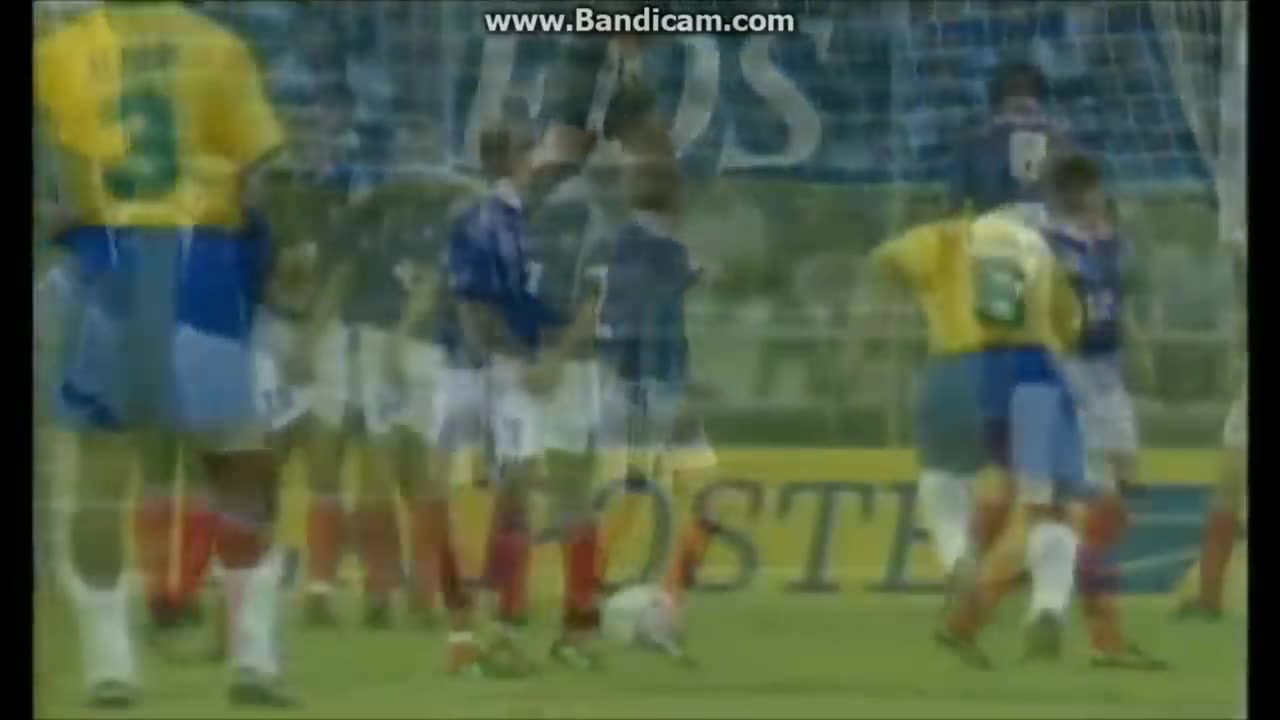 Roberto Carlos amazing free kick for Brazil