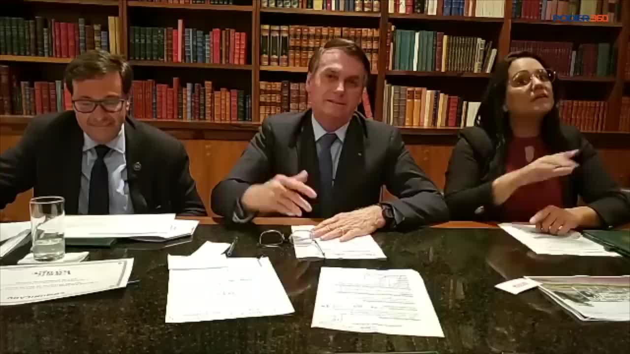 Michelle 'invade' live de Bolsonaro com buquê para comemorar 12 anos de casamento