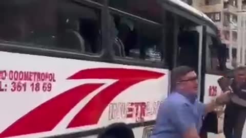 Con machete y casco se enfrentaron busetero y motociclista