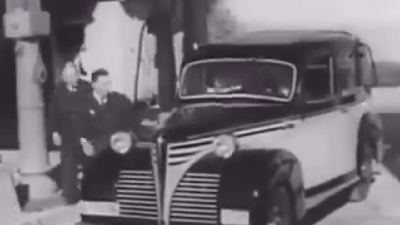 Vintage video of electric vehicle taxis from 1943 that use quick battery pack