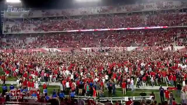 Louisville Lineman Hilariously Falls Backward For No Reason