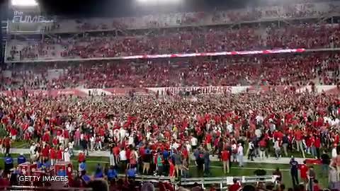 Louisville Lineman Hilariously Falls Backward For No Reason