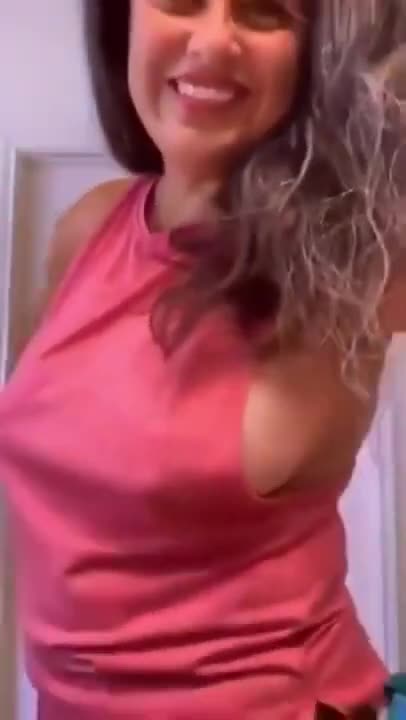 Hot Girl boobs from side angle