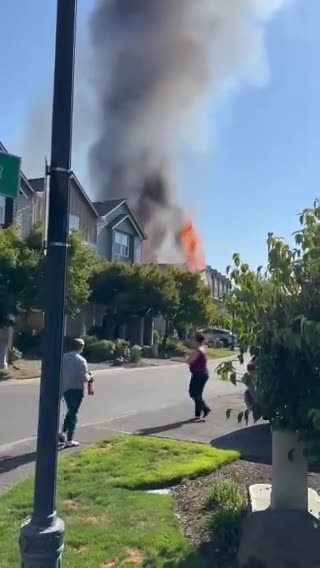 Thousands without power after small plane crashes into residential neighborhood in Oregon
