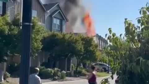 Thousands without power after small plane crashes into residential neighborhood in Oregon