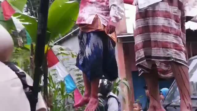 Horrible! Someone Got Stabbed By A Bamboo At The Wonosobo Ropoh Kepil Carnival