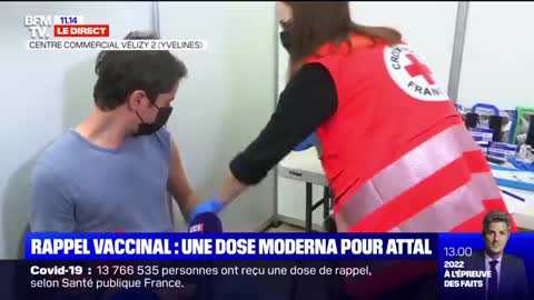 Gabriel Attal reçoit sa dose de rappel à Vélizy-Villacoublay 11 dec 2021