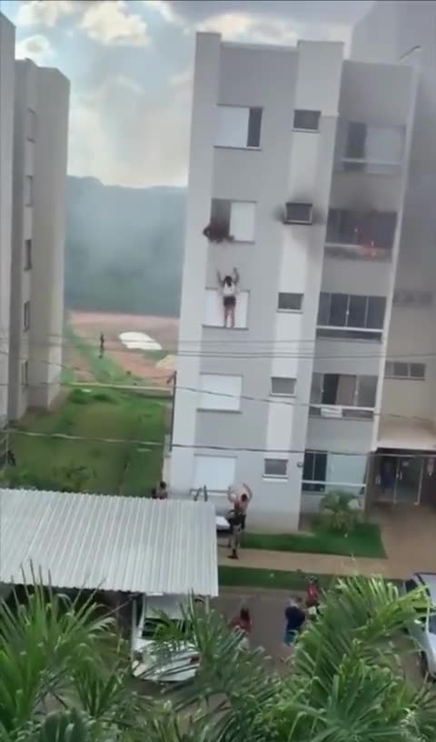 Avó e avô pulam do 4° andar para escapar de incêndio causado por neta