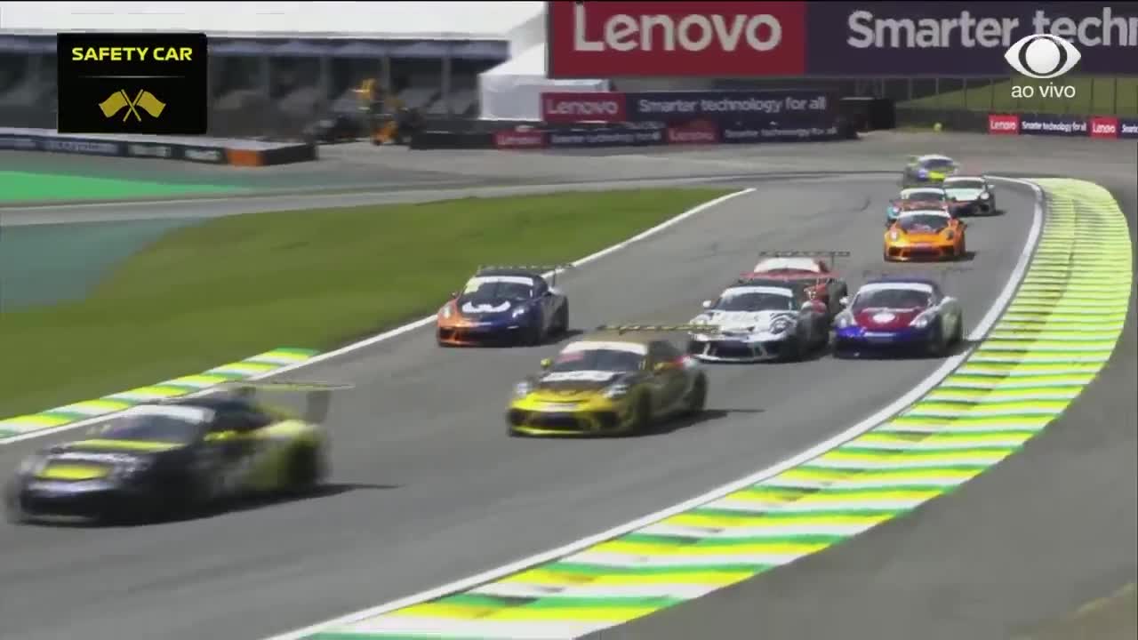 Caio Castro é prensado e bate o carro na Porsche Cup em Interlagos