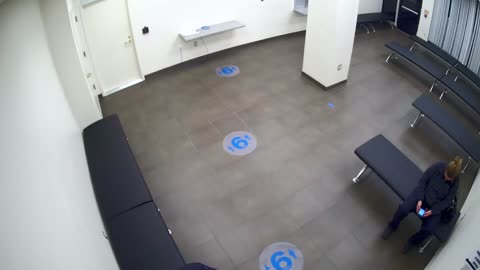 8030FCOB01128BadgingWaitingArea_2021-01-05_06h40min01s257ms.mp4