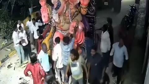 Ganesha Idol Falls On Festival Goers