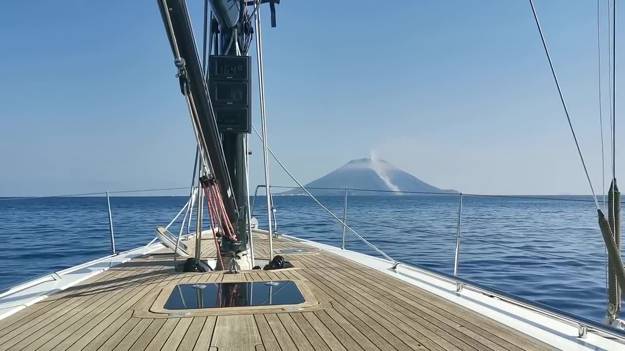 Watch the EXACT moment the Stromboli volcano erupted! (03_July_2019)