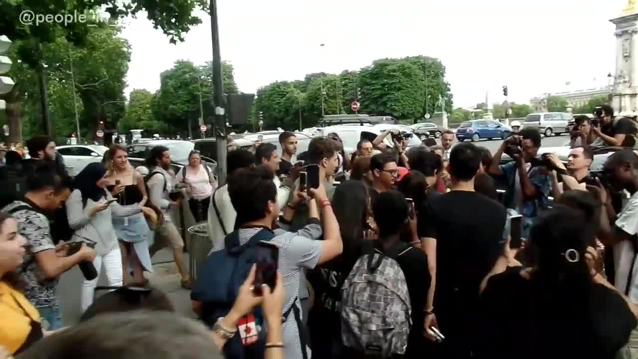 Charles Melton [Riverdale] surrounded by fans all excited - Valentino Menswear fashion show - 19.06