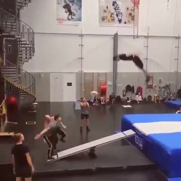 Красивая,командная работа гимнастов..😳 😘 👏