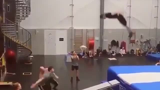 Красивая,командная работа гимнастов..😳 😘 👏