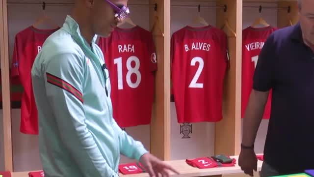 Fabio Carvalho learns how different colours can appear to players who are colour blind.