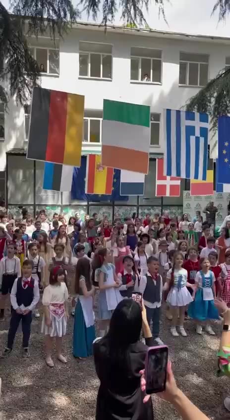 Georgian schoolchildren sing Ukrainian national anthem - spring 2023