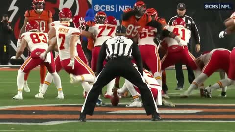 Patrick Mahomes limps after getting sacked & Chiefs miss game-tying field goal(1)