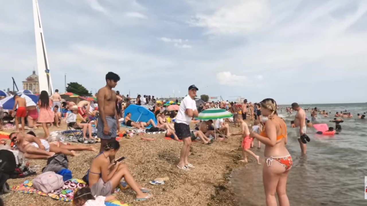 🇬🇧 England Beach Walk - Southend on Sea Beach 2022 | UK Beach Heatwave