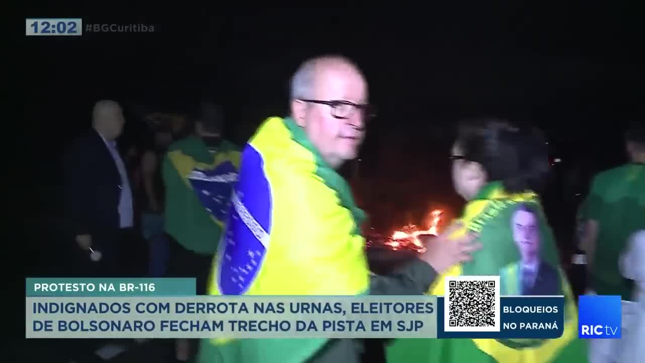 Caminhoneiros bolsonaristas fazem protestos e fecham estradas pelo Brasil