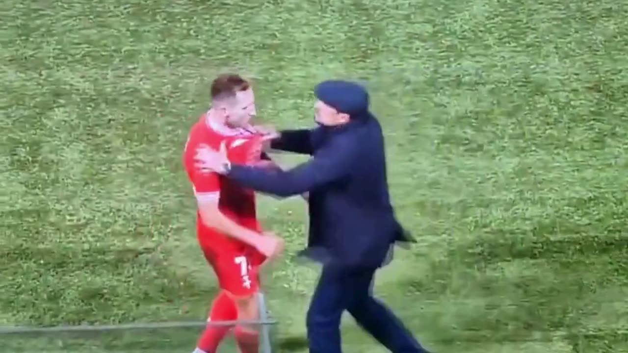 Triestina player gets sent off and his manager Pep Clotet shows him how he feels