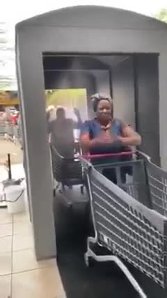 dezynfekcja przed wejściem do marketu