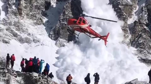 Dramatic Helicopter Escape: Pilot's Incredible Avalanche Encounter & Skillful Takeoff