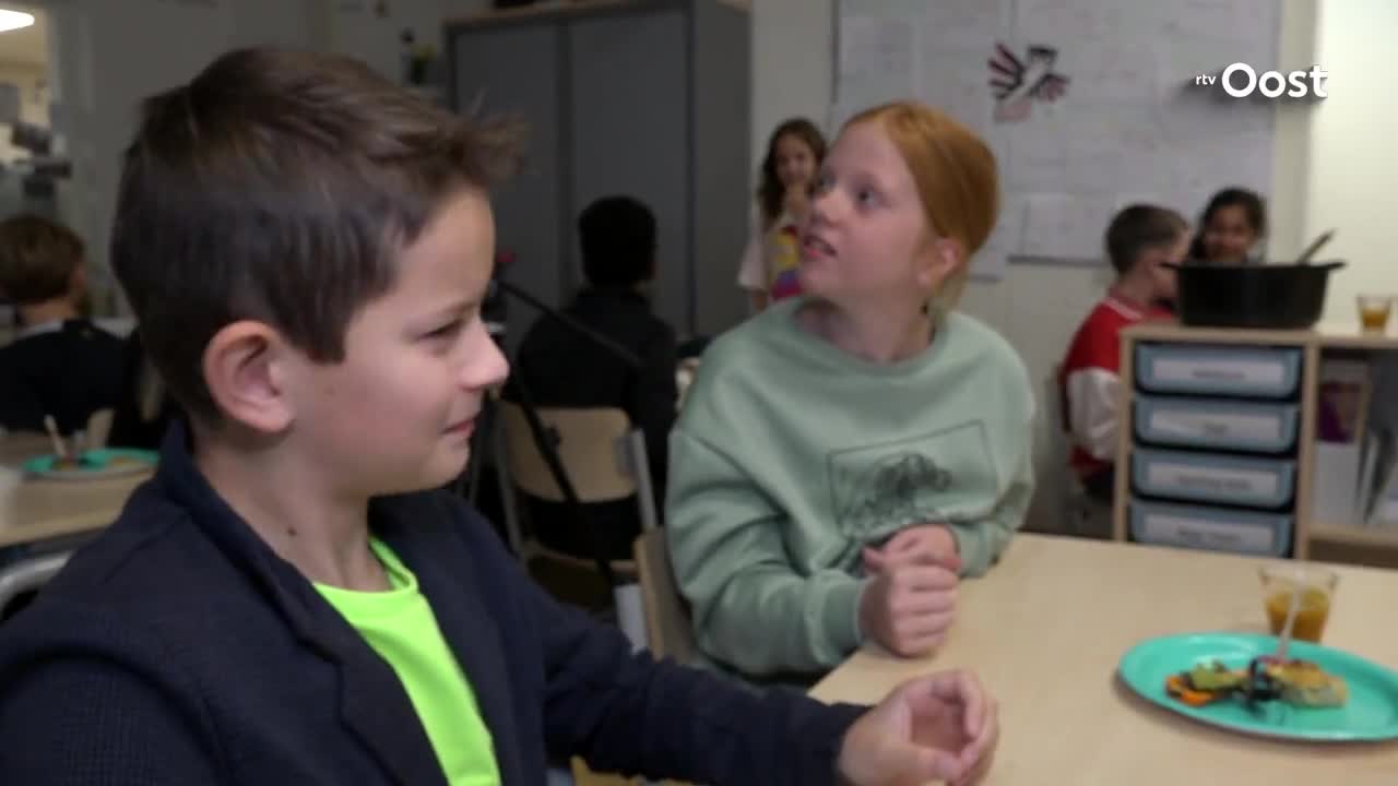 Hey what’s for lunch? Worms of course, The Dutch are abusing There kids