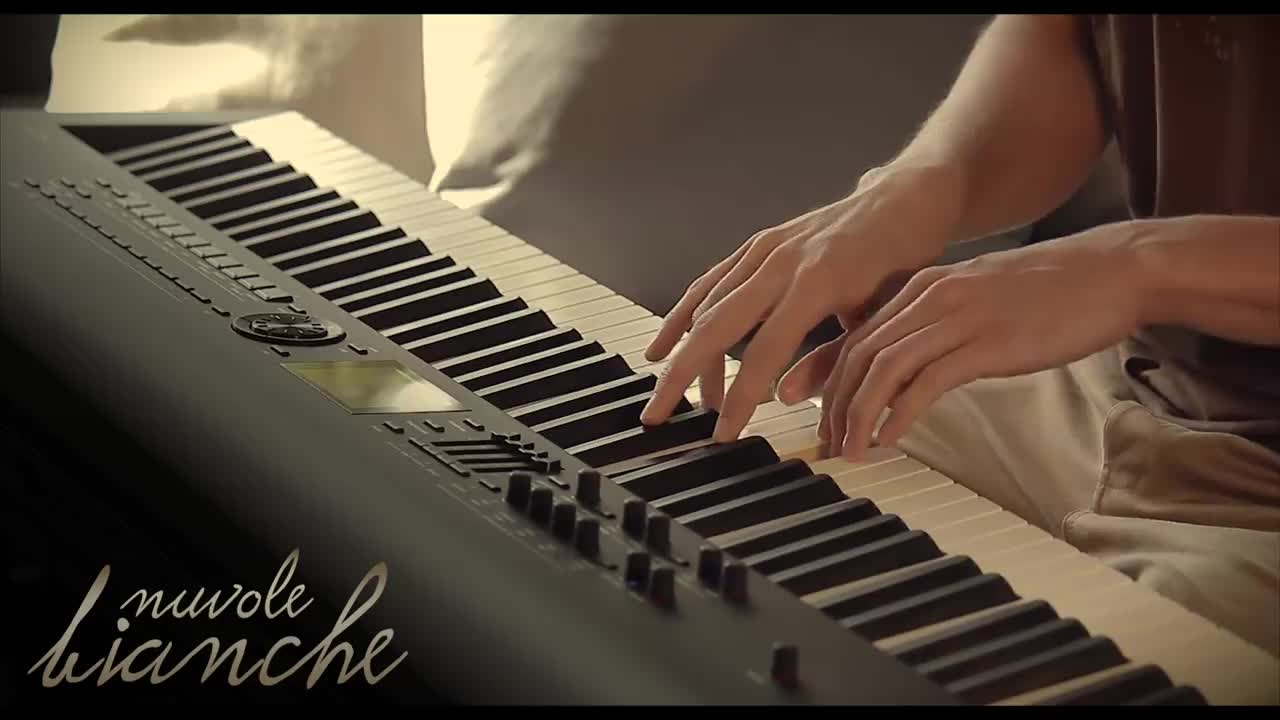 Whites clouds -Ludovico Einaudi /// piano