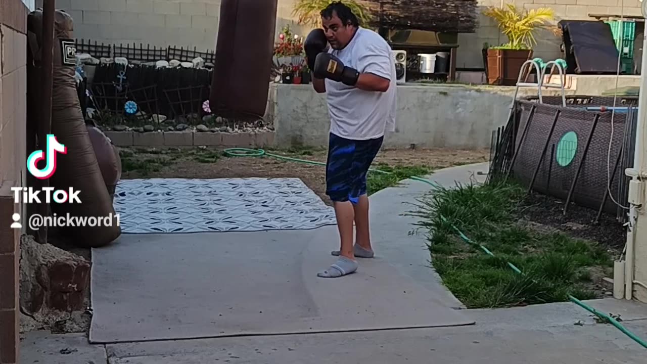 Old School Leather Punching Bag Workout Part 21. Light Thai boxing Work!