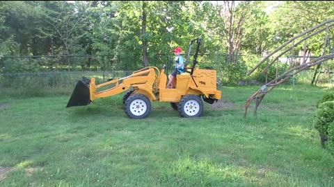 FILIP 9 YEARS OLD DRIVE MINI LOADER