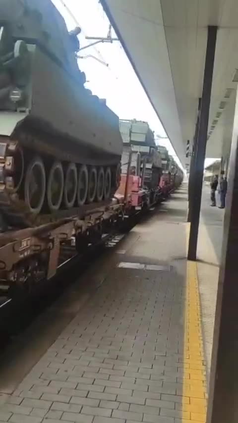 Stazione di Udine.. carri armati in partenza...