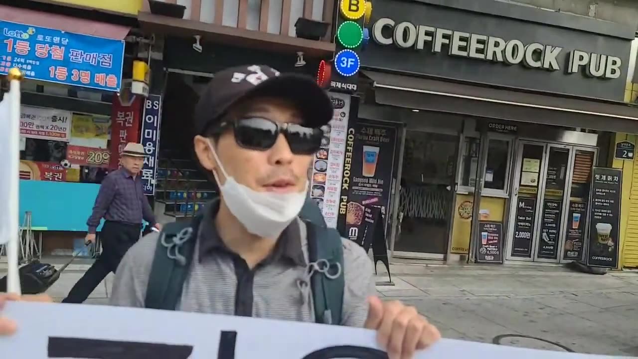 20201012_V3_S02(WegVbCywxuc)개천절 집회 원천봉쇄에 맞서 1인 시위중(2), 자유가 먼저다!