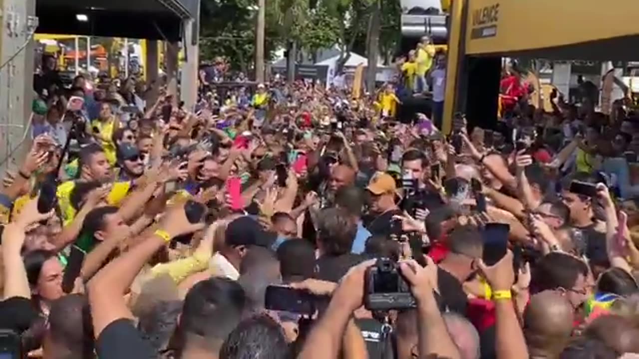 Ovacionado, Bolsonaro sobe em trator e é chamado de “mito” em MG: