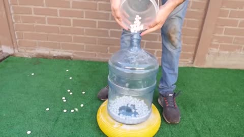 Experiment Giant Coca Cola Balloon VS Mentos1