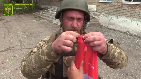 Vztyčení praporu vítězství v obci Orechovo osvobozené od Ukrajinských nacistů