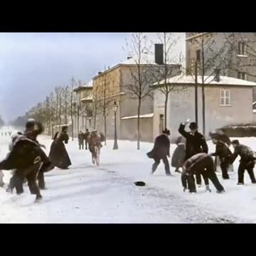 Una battaglia con le palle di neve di 125 anni fa a Lione, in Francia.