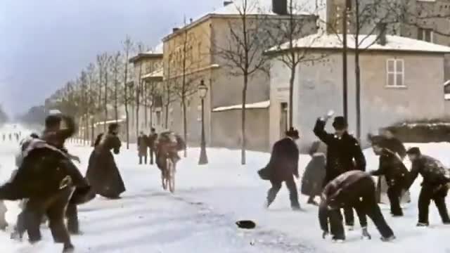 Una battaglia con le palle di neve di 125 anni fa a Lione, in Francia.